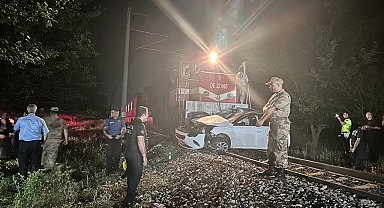 Malatya'da yolcu treni hemzemin geçitte otomobile çarptı: 1 ölü