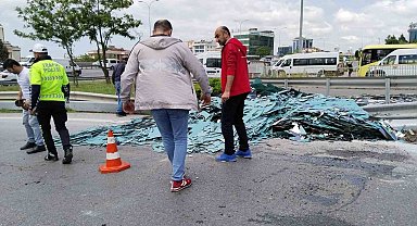Maltepe'de kamyonet yan yattı, camlar yola savruldu