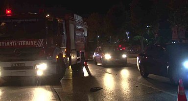 Maltepe'de otomobil reklam direğine çarptı: 2 yaralı
