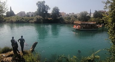 Manavgat Irmağı'nda sürüklenen kadın cesedi ekipleri harekete geçirdi