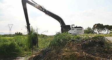 Manisa merkezdeki 2 mahalleden geçen kurutma kanalı temizleniyor