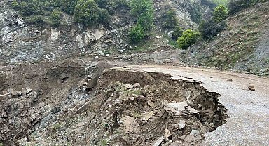 Manisa'da heyelan sebebiyle kapanan yol yeniden ulaşıma açıldı