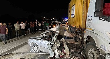 Manisa'da kamyonun çarptığı otomobil hurdaya döndü: 1 yaralı