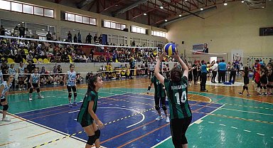 Manisa'da mini voleybol şenliği coşkuyla yapıldı