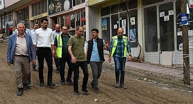 Manisa'da sağanak yağış sele neden oldu, ev ve iş yerlerini su bastı