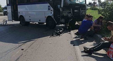 Manisa'da servis otobüsü traktörle çarpıştı: 1'i ağır 6 yaralı