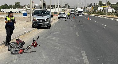 Mardin'de hafif ticari araç motosiklete çarptı: 2 yaralı