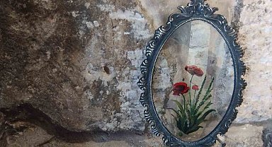 Mardinli ressam resimlerini tuval yerine cama işliyor