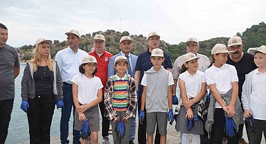 Marmaris'te belediye başkanları ve öğrenciler temizlik yaptı