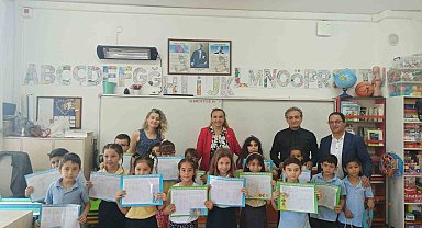 Marmaris'te öğrenciler karnelerini aldı