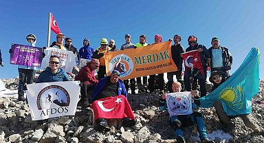 Medetsiz'in zirvesinde Muzaffer Erol Gez'i andılar