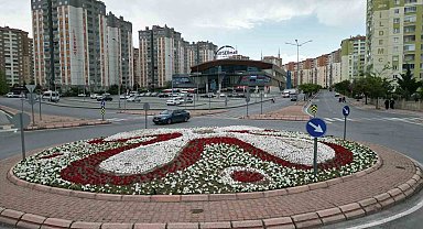 Melikgazi'de kavşaklar çiçeklerle süslendi