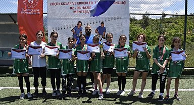 Menteşe Cumhuriyet Ortaokulu Küçük Kız Hokey takımı Türkiye dördüncüsü oldu