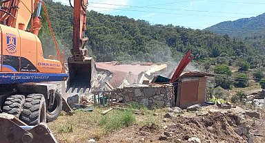 Meradaki kaçak bina ve eklentiler yıkıldı