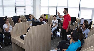 Mercek kursları gençleri geleceğin mesleklerine yönlendiriyor