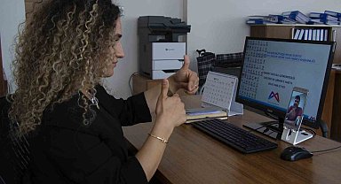 Mersin Büyükşehir'in görüntülü destek hattı işitme engellilere destek oluyor