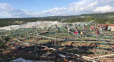 Mersin Erdemli'de hortum seraları yıktı