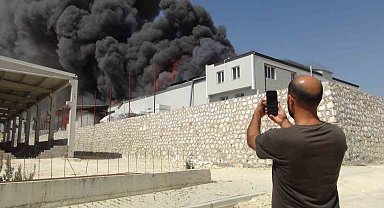 Mersin Silifke OSB'de mobilya fabrikası yangını, ekipler müdahale ediyor