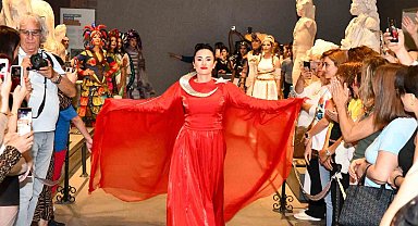 Mersin'de 'Güçlü Kadınlar ve Şahmeran' temalı sergi ve defile düzenlendi