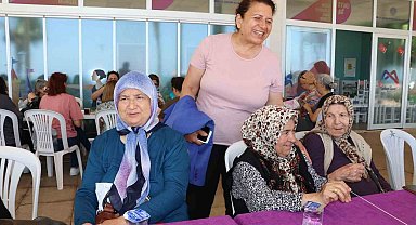 Mersin'de yaş almış vatandaşlar 80'ler etkinliğinde bir araya geldi
