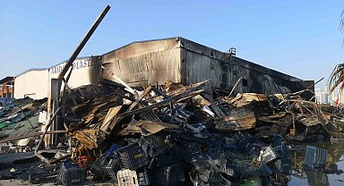 Mersin'deki plastik fabrikasında çıkan yangında hasarın boyutu gün ağarınca ortaya çıktı