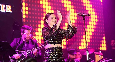 Merve Özbey Bursa'da coşturdu