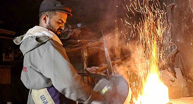 Mesleğinin en genç ismi 150 yıllık dükkanda 4'ncü kuşak olarak kalaycılık yapıyor