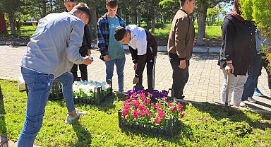 Meslek lisesi öğrencileri çiçek dikti