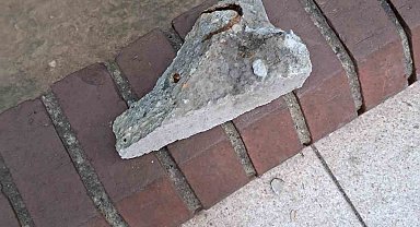 Metrelerce yükseklikten kopan beton parça üzerlerine düştü: 2 yaralı