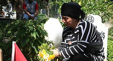 Mezarlıkta acı ziyaret: Gözü yaşlı hala, yeğeninin doğum gününü unutmadı