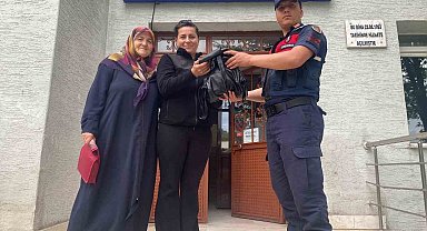 Mezarlıkta unuttuğu çantasını jandarma teslim etti