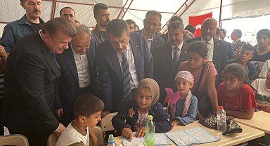 Milli Eğitim Bakanı Tekin, konteyner kentte eğitim çadırlarını gezdi