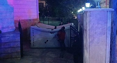 Minareye çıkan şahsı polis ikna etti