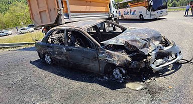 Minibüsle çarpışan otomobil alev topuna döndü: 7 yaralı