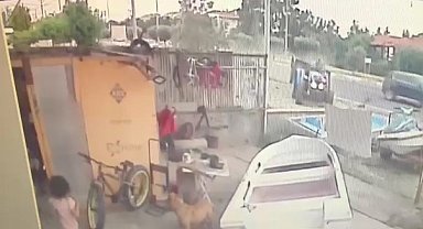 Minik çocuk ve köpeği ölümden saniyelerle kurtuldu, o anlar güvenlik kamerasına yansıdı