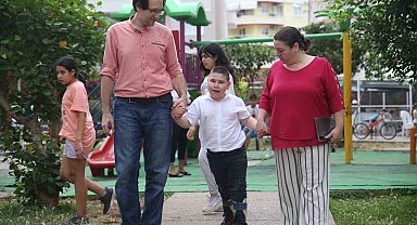 Minik Ege 9,5 yıl sonra ilk adımı atmanın mutluluğunu yaşıyor