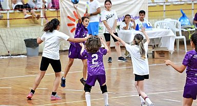 Minik eller bu kez yüzlerce çocuğu spora kazandıran öğretmen için sahaya çıkacak