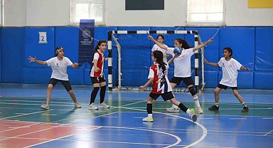 Minik eller hentbolda buluştu