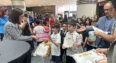 Minik öğrencilerin yıl sonu resim sergisi beğeni topladı