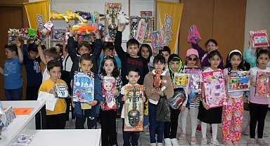 Minikler en sevdikleri oyuncakları bağışladı