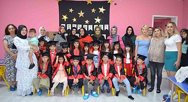 Minikler mezuniyetlerini kep atarak kutladı