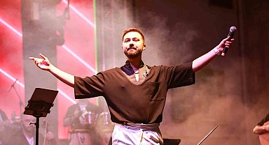 ModaFest Kenan Doğulu şarkılarıyla devam etti
