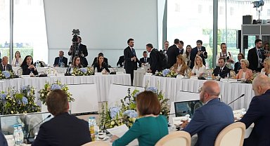 Moldova Cumhurbaşkanı Sandu: "Ukrayna sınırına 20 kilometre uzaklıkta toplanmamız, Ukrayna ile dayanışmamızın açık bir ifadesi"