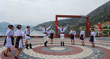 Moldova ve Ukrayna Halk oyunları ekibi Eğirdir'e renk kattı