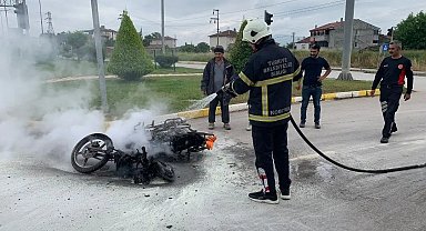 Motosiklet alev aldı yangın tüpüyle söndürdü