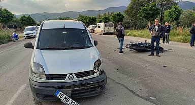 Motosiklet hafif ticari araçla çarpıştı