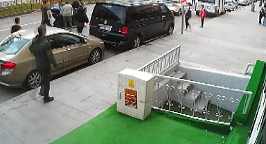 Motosiklet kazası saniye saniye güvenlik kamerasında