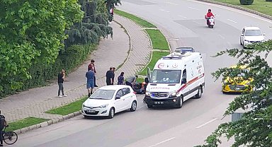 Motosiklet otomobile arkadan çarptı: 1 yaralı