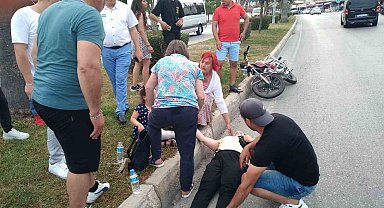 Motosiklet, yaya geçidinde turist anne ile kızına çarptı