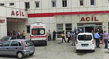 Motosiklet yolun karşısına geçmek isteyen doktora çarptı: 1'i ağır 3 yaralı